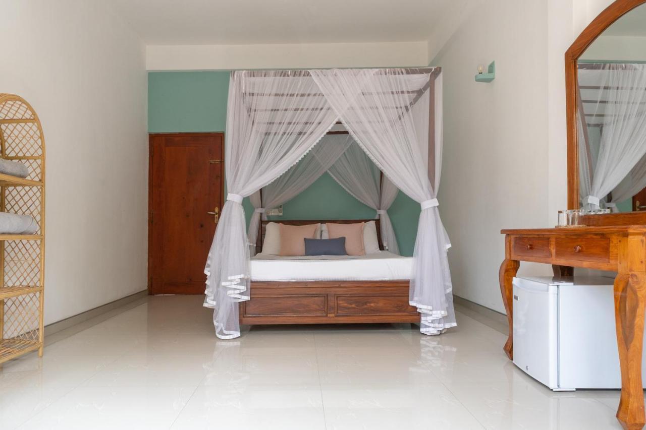 Rise - Bed & Breakfast Weligama Buitenkant foto